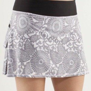 Lululemon Pace Setter tennis Skirt  Floral White Fossil Black   Sz 8 Perfect